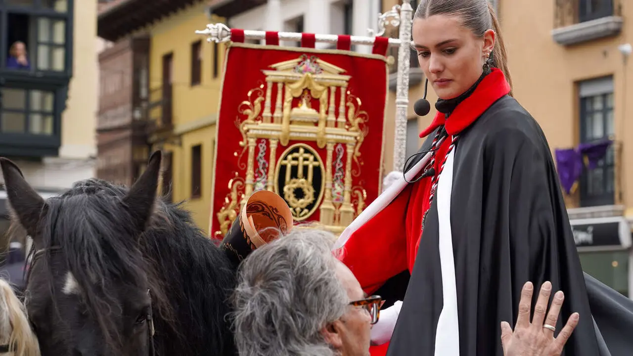 Lectura del pregón a caballo de la Cofradía de las Siete Palabras de Jesús en la Cruz. Foto: Campillo.