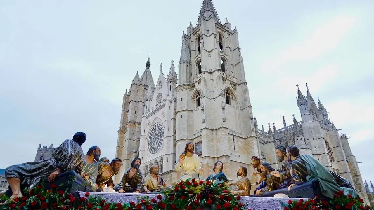 La Sagrada Cena recorre las calles de León. Un acto procesional reflejado en las cámaras de Campillo e Isaac Llamazares.