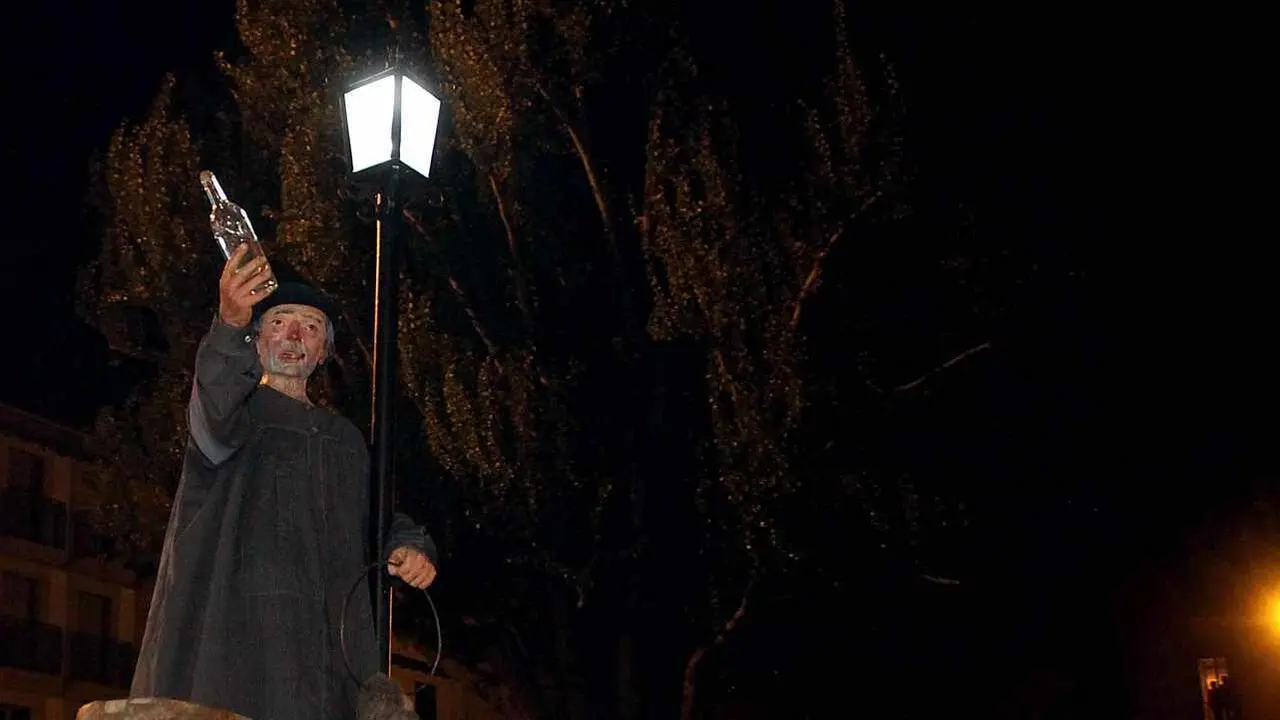 Miles de personas acompañan a Genarín en su procesión bufa por la capital leonesa.