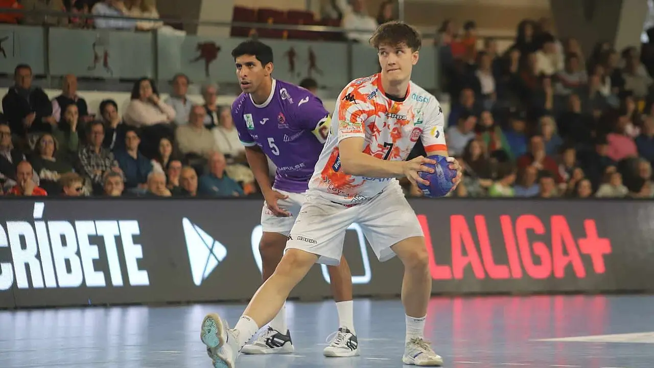 El conjunto leonés dominó de principio a fin y se impuso 31-25 en el Palacio, consolidando su posición en la parte alta de la tabla. Fotos: Isaac Llamazares
