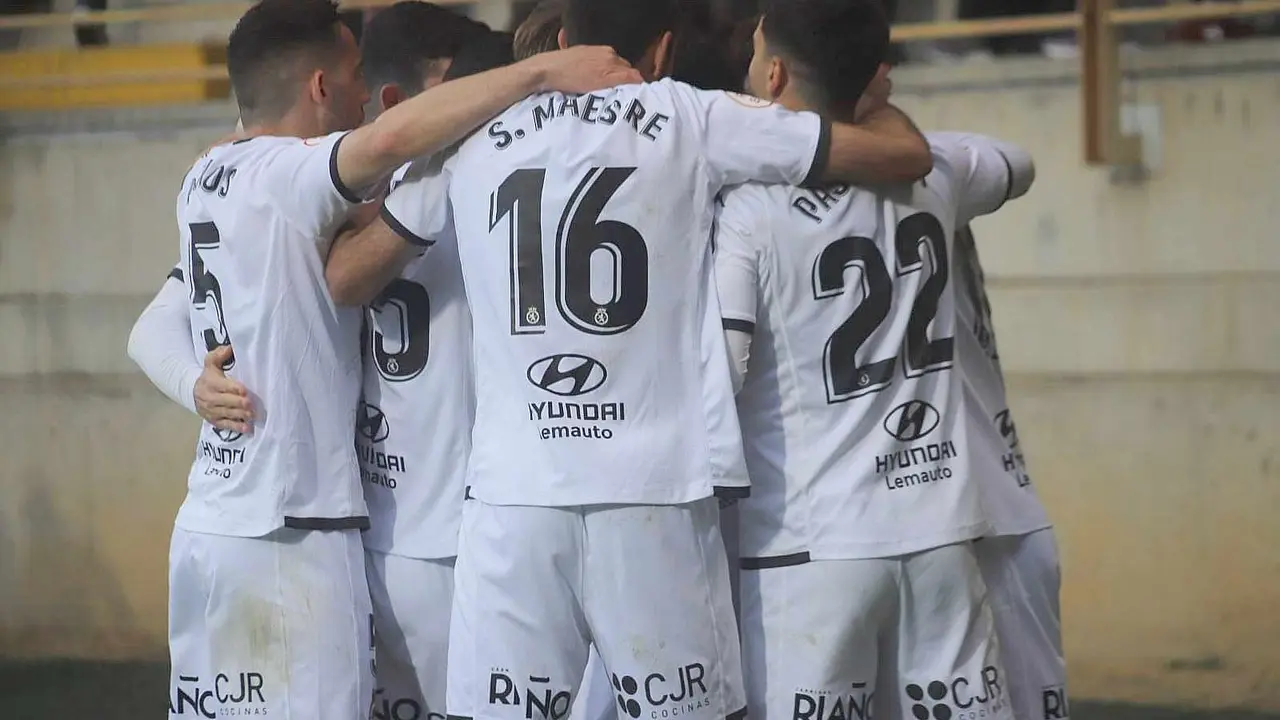 El equipo de Llona toma aire con una victoria de peso ante el Nàstic. Dos penaltis transformados por Antón Escobar dan tres puntos vitales a los leoneses en un duelo directo por el ascenso. Fotos: Isaac Llamazares
