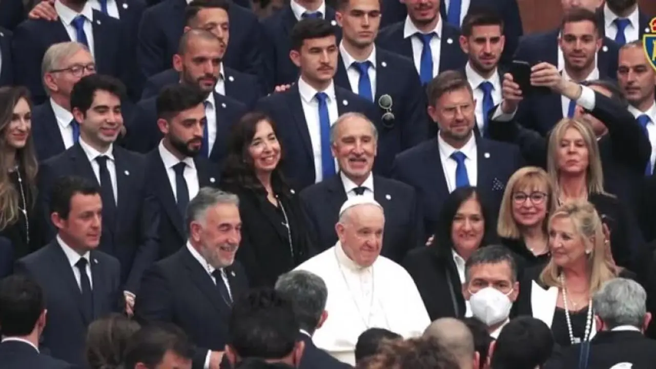 Imagen del Papa con la plantilla de la Ponferradina.
