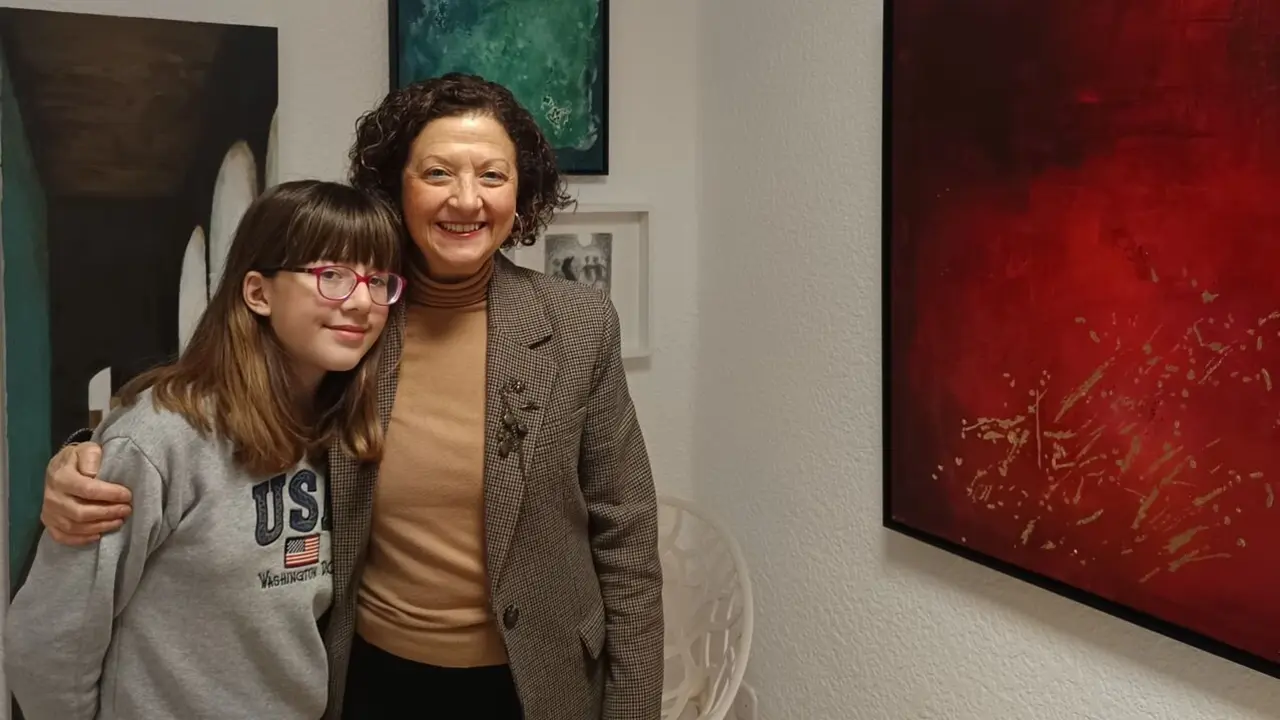 La artista leonesa Pilar López Duque y Virginia Mota Sáenz de Miera.