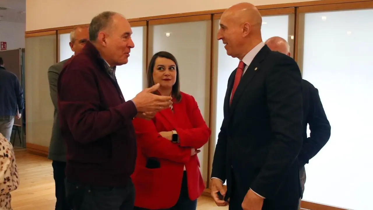 Eduardo López Sendino, junto al alcalde de León, en la antesala de una rueda de prensa.