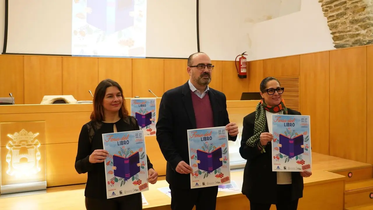 El alcalde de Ponferrada, Marco Morala, junto a la presidenta y la secretaria-tesorera de la Asociación Libreros de Ponferrada, Marta Quiñones (D), y Ana Belén Mauriz (I), durante la presentación de la Feria del Libro. Foto: César Sánchez.