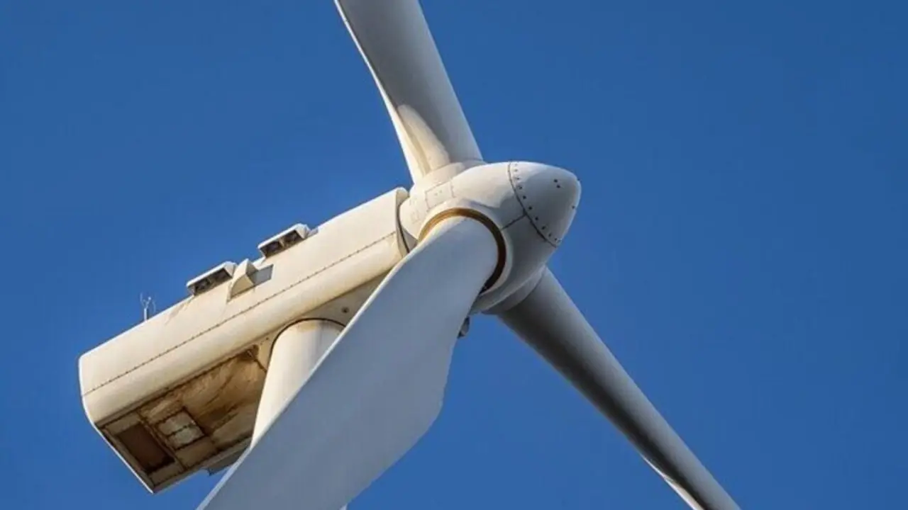 Imagen de un aerogenerador de un parque eólico.
