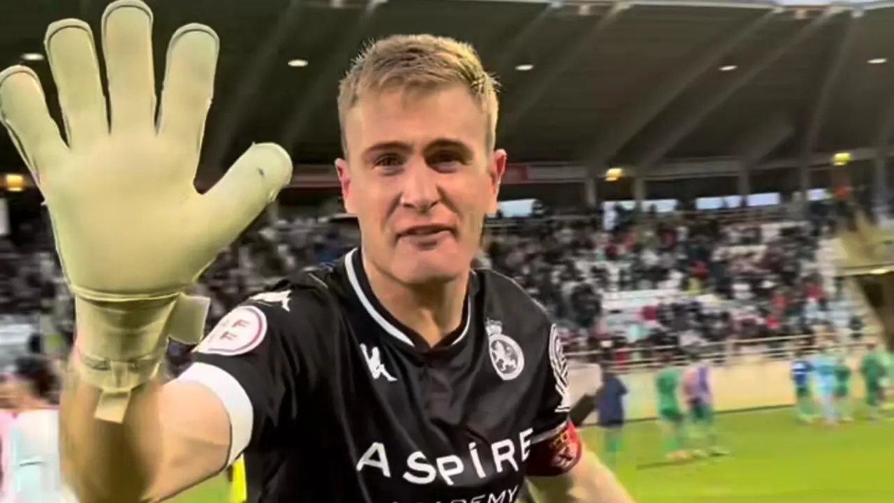 El portero de la Cultu, Miguel Bañúz, al finalizar el encuentro contra el Nàstic.