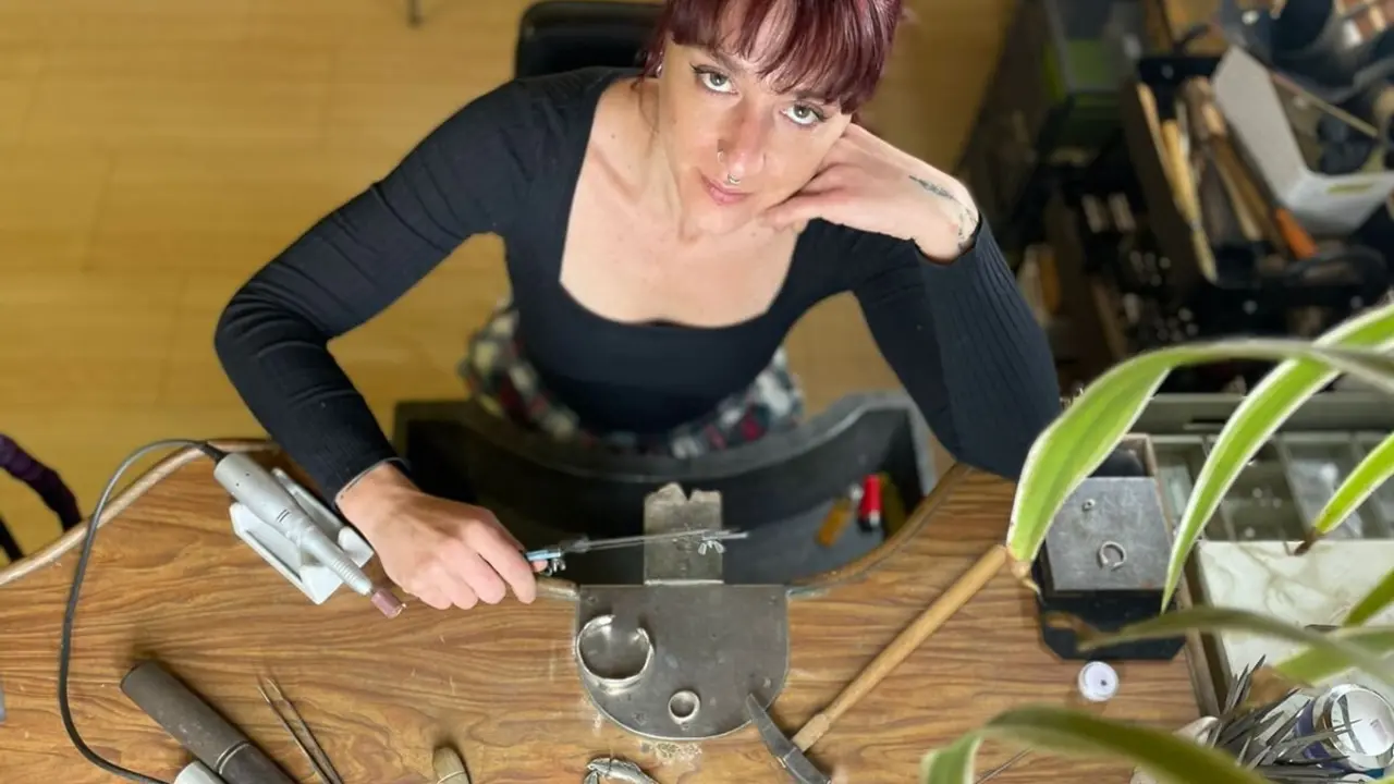Raquel García durante el proceso de creación de algunas de las piezas de Gadajoyas.