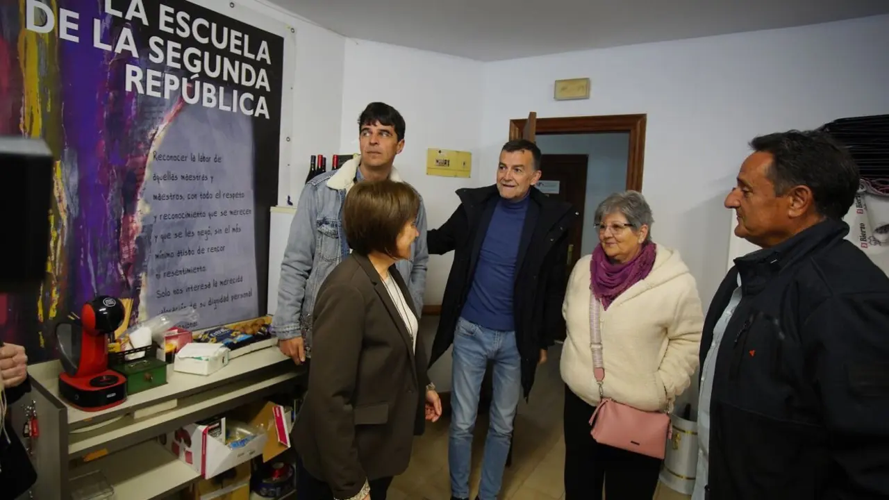 El coordinador federal de IU, Antonio Maillo, durante su visita a la sede local de la formación en Ponferrada. Foto: César Sánchez.