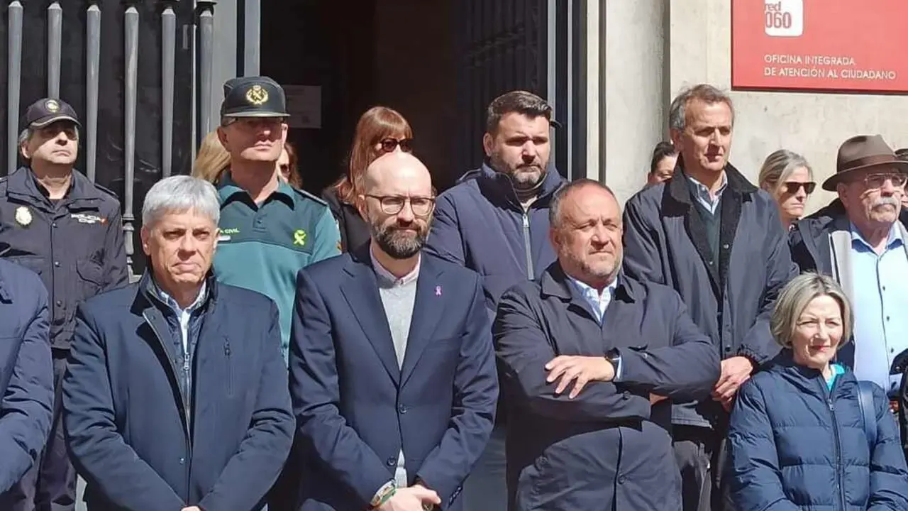 Autoridades locales y representantes institucionales durante el minuto de silencio.