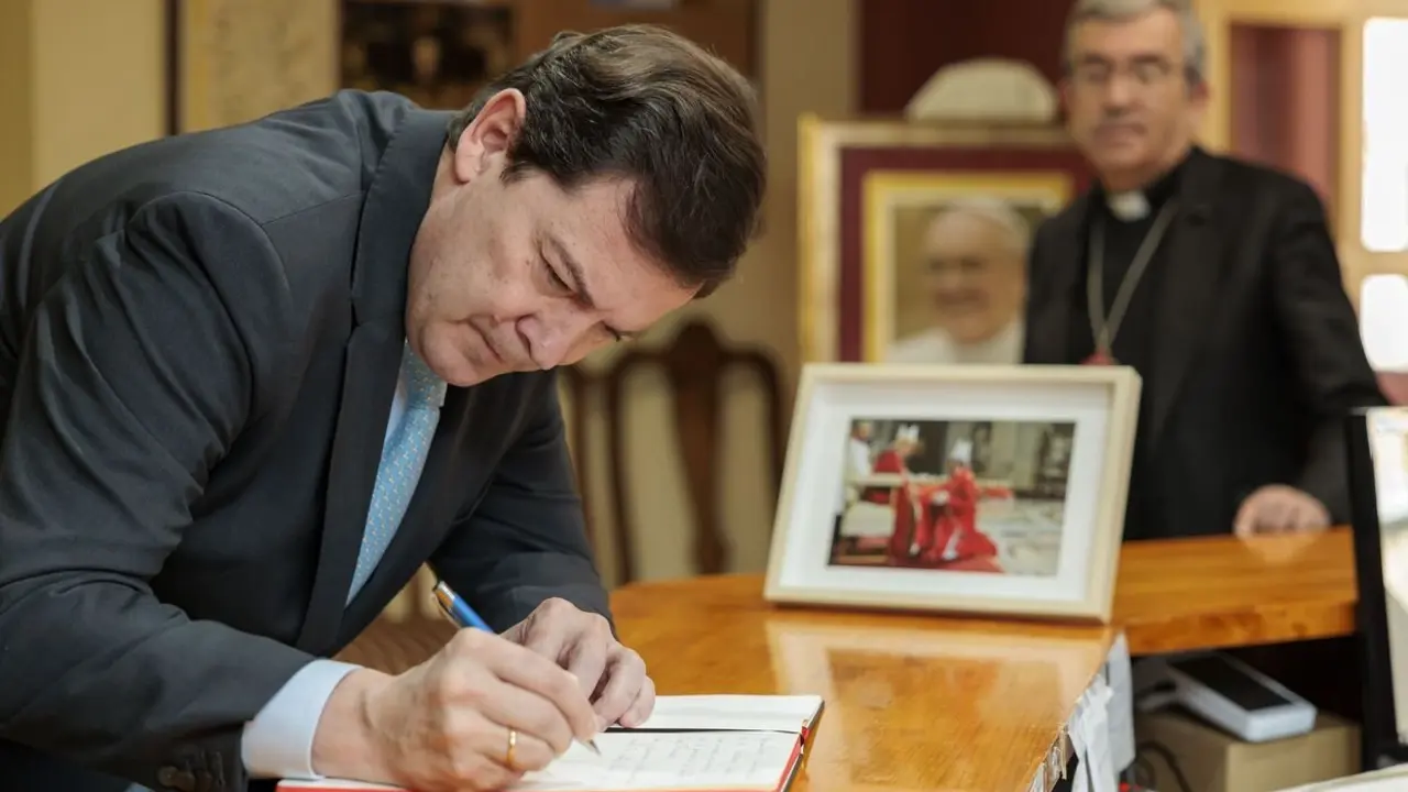 El presidente de la Junta, Alfonso Fernández Mañueco, acude al Palacio Arzobispal de Valladolid para mostrar sus condolencias tras la pérdida de Su Santidad el Papa Francisco.