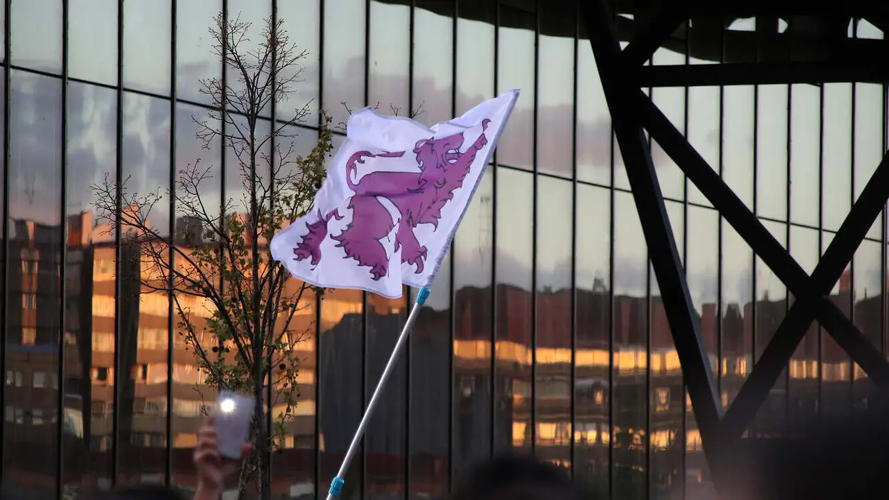 Una bandera de León sobre el Palacio de Exposiciones en una imagen del fotógrafo Peio García.