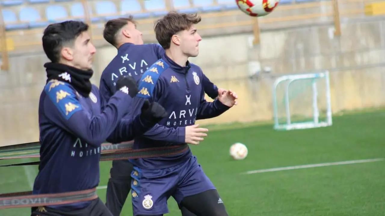 La plantilla de la Cultural y Deportiva Leonesa, durante un entrenamiento en el Reino de León. Foto: CyDLeonesa