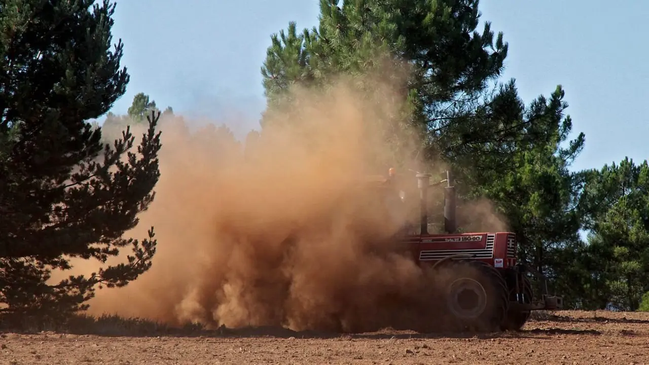 Un tractor recorre los campos de cultivo de la Cepeda abonando el terreno para el cereal de invierno. Foto: Peio García.