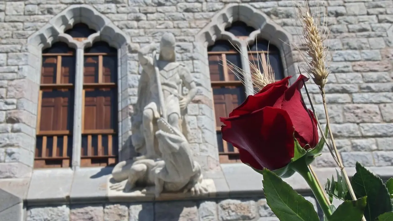 José Luis Puerto pronuncia el pregón de los actos de celebración del día de san Jorge, al que sigue una lectura pública de su historia, bajo el dragón que Gaudí ideó para el edificio