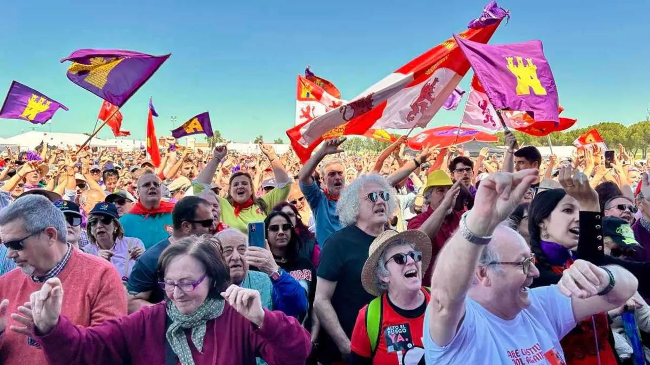 Cientos de personas celebrando Villalar este miércoles.