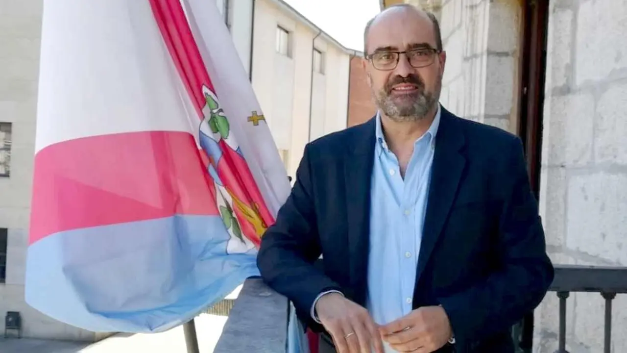 Marco Morala, alcalde de Ponferrada, junto a la bandera de El Bierzo.