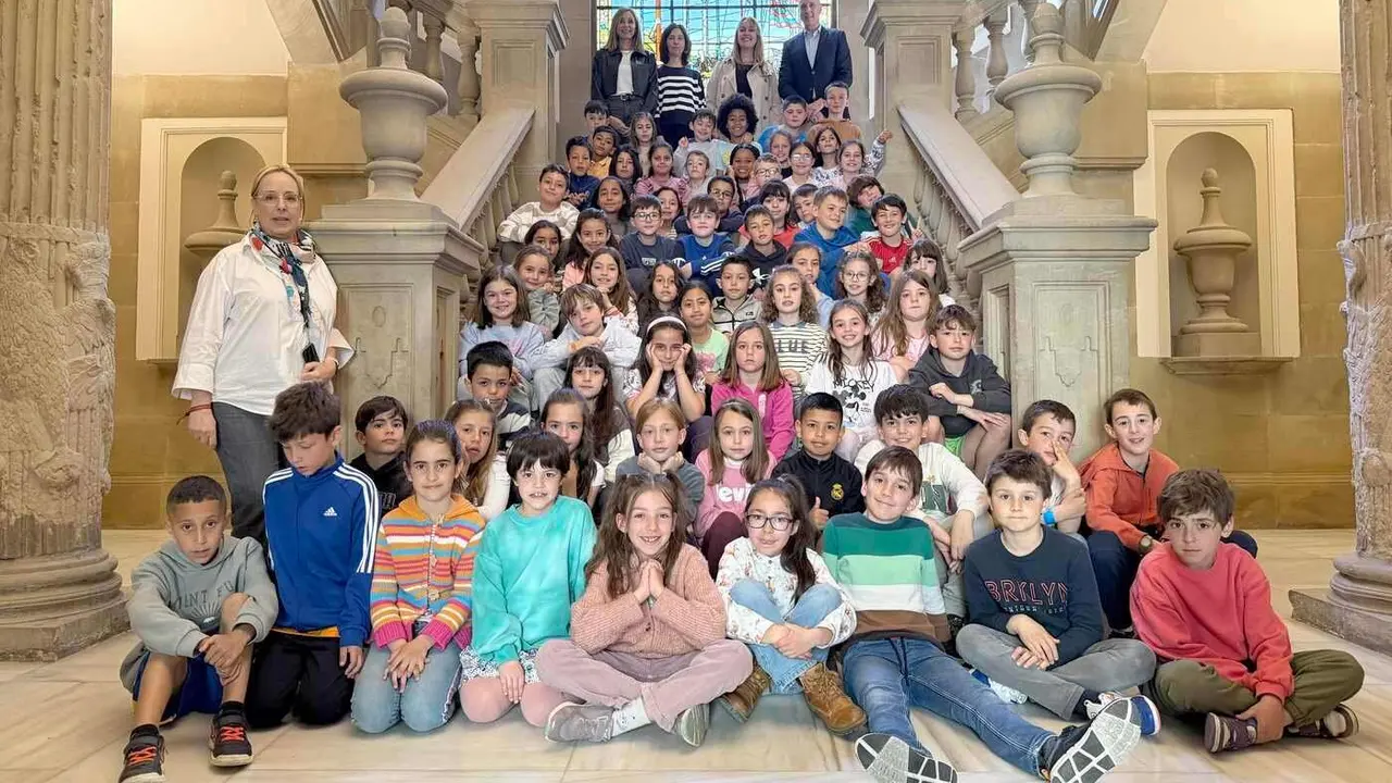 Los alumnos de Luis Vives posan en las escaleras del Ayuntamiento de León.
