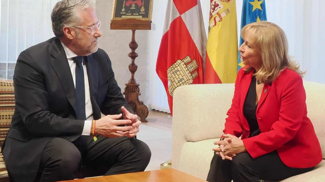 El presidente de las Cortes de Castilla y León, Carlos Pollán, ha recibido este martes en su despacho de la sede parlamentaria a Ana del Ser, nueva presidenta del Tribunal Superior de Justicia de Castilla y León (TSJCyL).