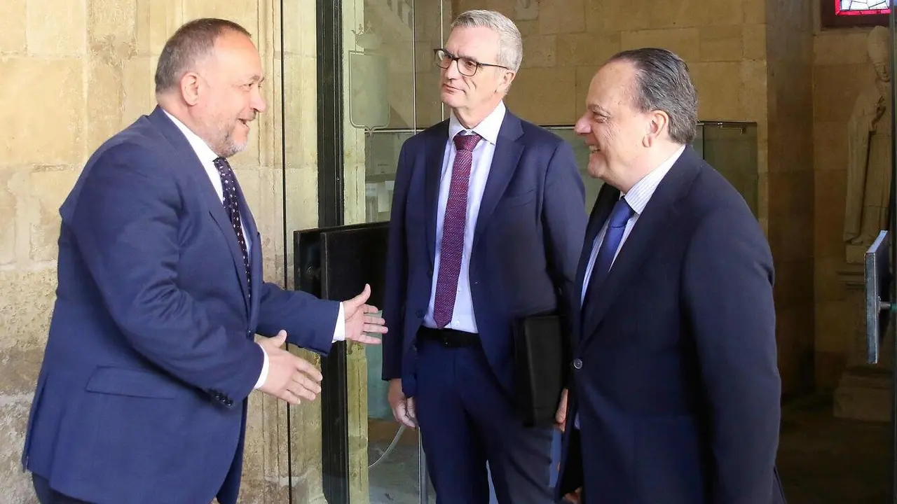 El presidente del Consejo de Cuentas de Castilla y León, Mario Amilivia González, acompañado de Luis Gracia Romero, titular de la Autoridad Independiente en materia de corrupción de Castilla y León (AICCYL), y el presidente de la Diputación Provincial de León, Gerardo Álvarez Courel. Fotos: Peio García