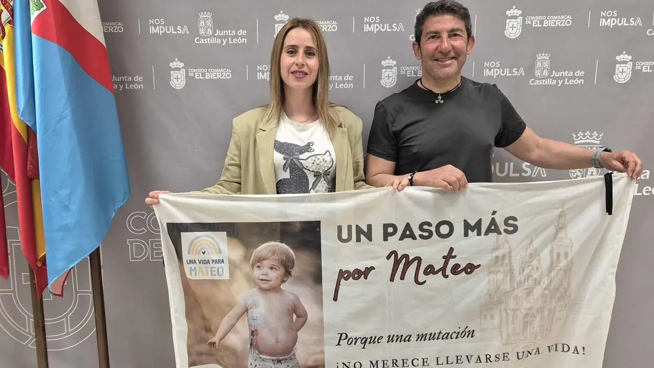 Lorena Fernández y Alfonso Mora, durante la etapa realizada por el peregrino por tierras bercianas.