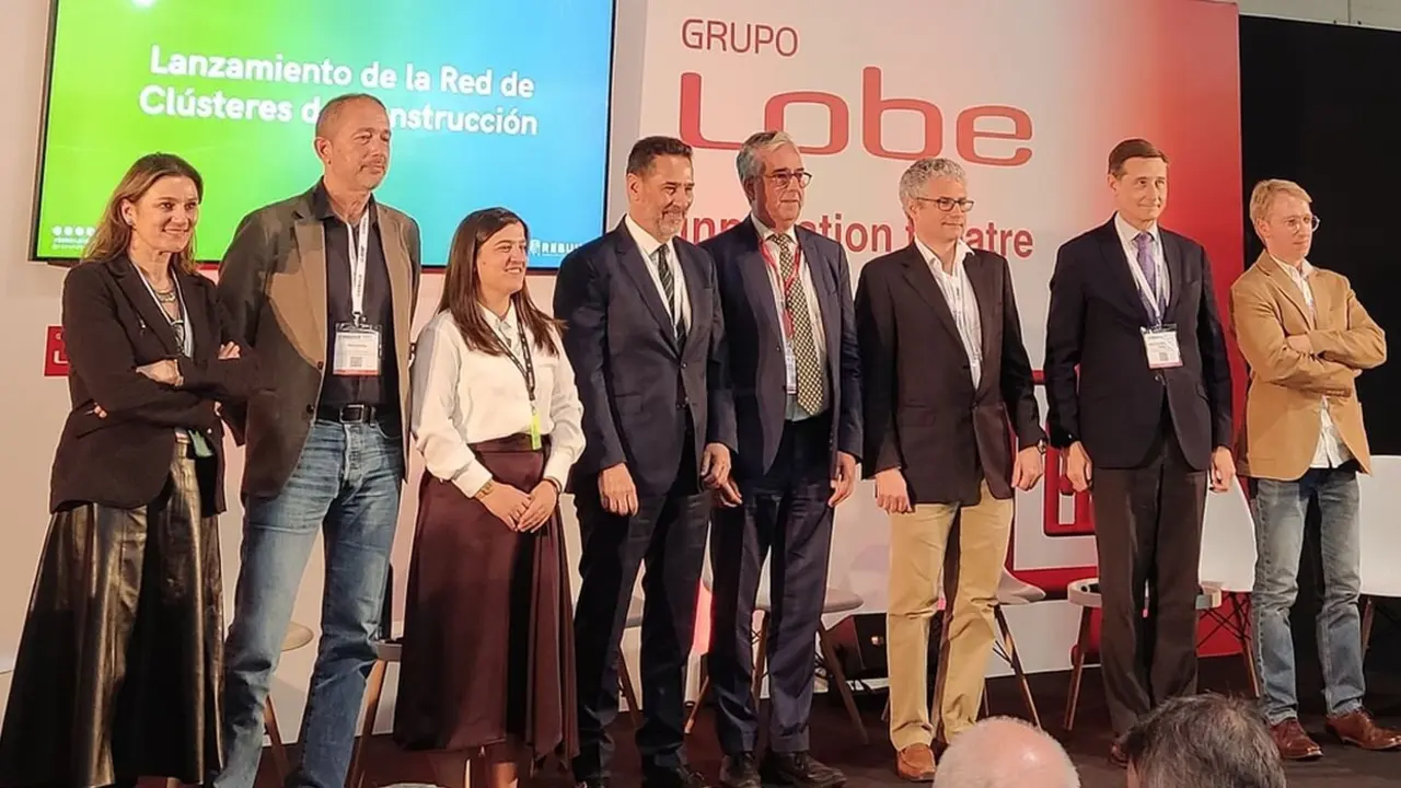 (I-D) Los presidentes de AEICE, Estíbaliz González; CCIC, Pere Armora; la directora de BuildInn, Marta Epelde; junto a los presidentes del Clúster de la Edificación, Juan Antonio Gómez; CICA, Juan Carlos Bandrés; Galicia Constrúe, Diego Freire; de ICONS, Íñigo Eugui; y de ARIC, Ismael Martín en el acto de constitución de la Red de Clústeres de la Construcción en Rebuild 2025.