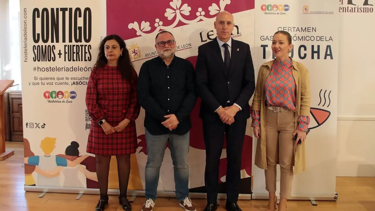 El alcalde de León, José Antonio Diez, la concejala de turismo, Mercedes Escudero y el presidente la Asociación Hostelería de León, Óscar García, presentan las actividades del Certamen de la Trucha