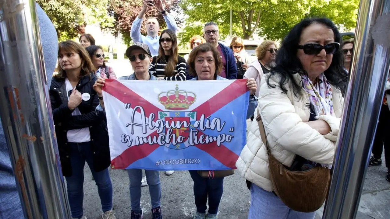 Concentración de la plataforma Oncobierzo bajo el lema #PorUnaSanidadDigna ante las dependencias de la Junta de Castilla y León en Ponferrada