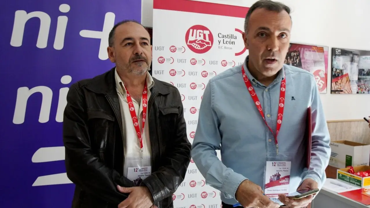 El secretario general de UGT Bierzo, Omar Rodríguez (D), junto al secretario de Organización de UGT Castilla y León, José Carlos Pajares (I), durante su comparecencia previa al inicio del XII Congreso del sindicato en el Bierzo donde se elegirá al secretario comarcal. Fotos: César Sánchez.
