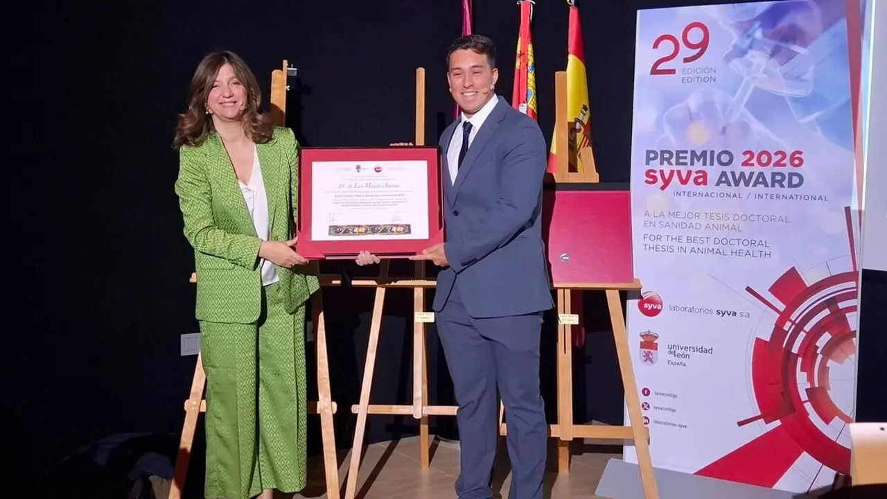 La rectora de la Universidad de León, Nuria González, clausura el acto de entraga de los Premios Syva.