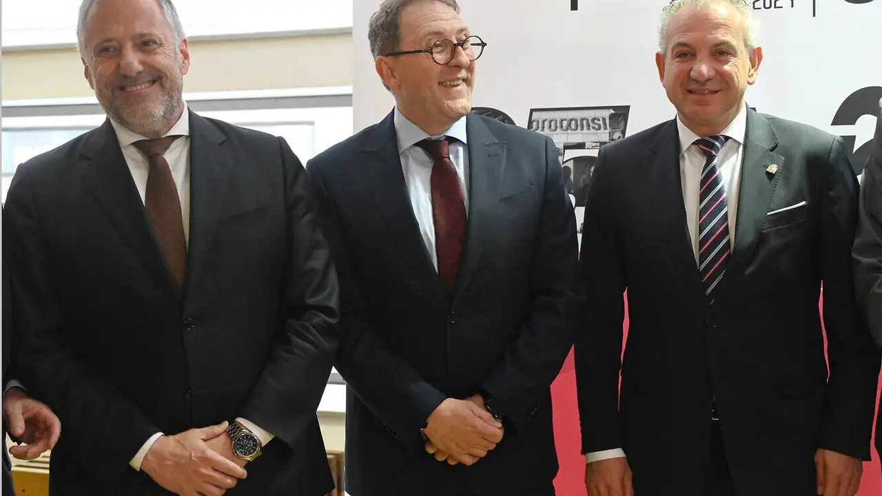 La empresa tecnológica Proconsi celebró este viernes una gala con motivo de su 35 aniversario que congregó a más de 700 personas en el Auditorio Ciudad de León entre autoridades, representantes empresariales, colaboradores y amigos que han acompañado a la compañía en su camino de más de tres décadas de innovación. Foto: Peio García