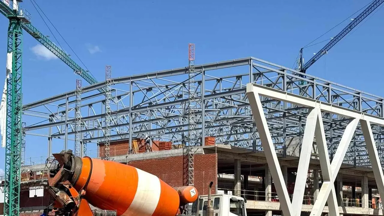 La construcción del nuevo centro en el campus de la ULE, con un presupuesto de 16,5 millones de euros, avanza a buen ritmo y se espera que esté finalizada a finales de 2025, ofreciendo un moderno espacio multifuncional para toda la comunidad universitaria. Fotos: Silvia García