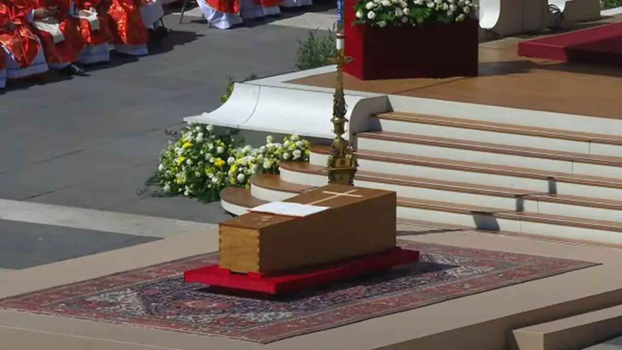 El féretro del papa Francisco llega a Santa María la Mayor tras media hora de aclamación popular en las calles de Roma.