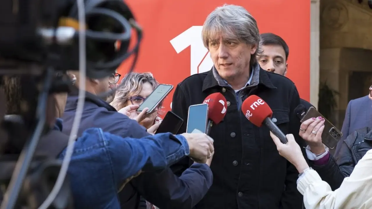 El secretario general del PSCyL, Carlos Martínez,; la portavoz de la Comisión Ejecutiva Federal del PSOE, Esther Peña, y el secretario general electo del PSOE de Salamanca, David Serrada, atienden a los medios de comunicación con motivo del 14 Congreso Provincial del PSOE de Salamanca. Foto: Jesús Formigo.