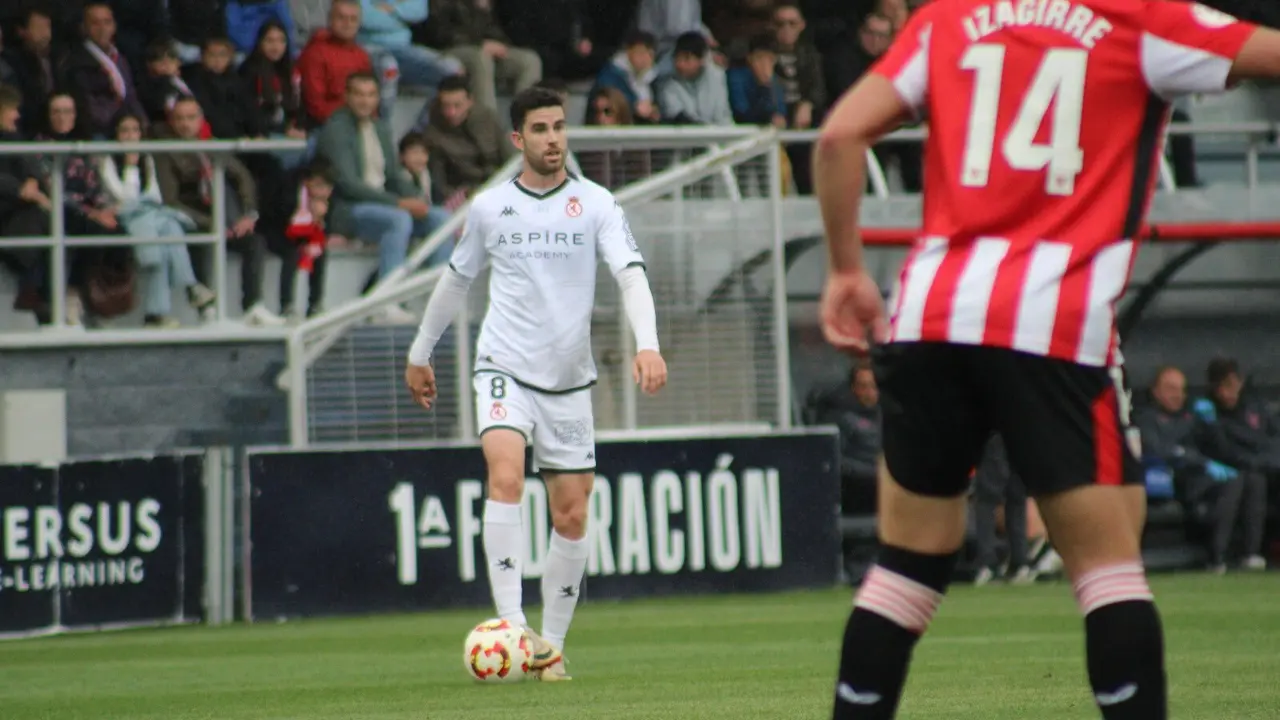 El equipo de Llona, que por momentos brilló a gran nivel, termina encajando una dura derrota ante el Bilbao Athletic en un encuentro de máxima intensidad.