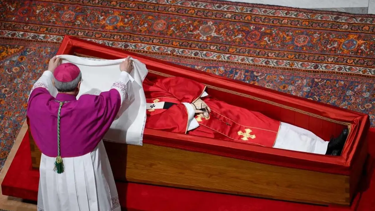 El pontífice fue enterrado tras un multitudinario funeral en San Pedro ante 250.000 personas. Así se cerró su ataúd.
