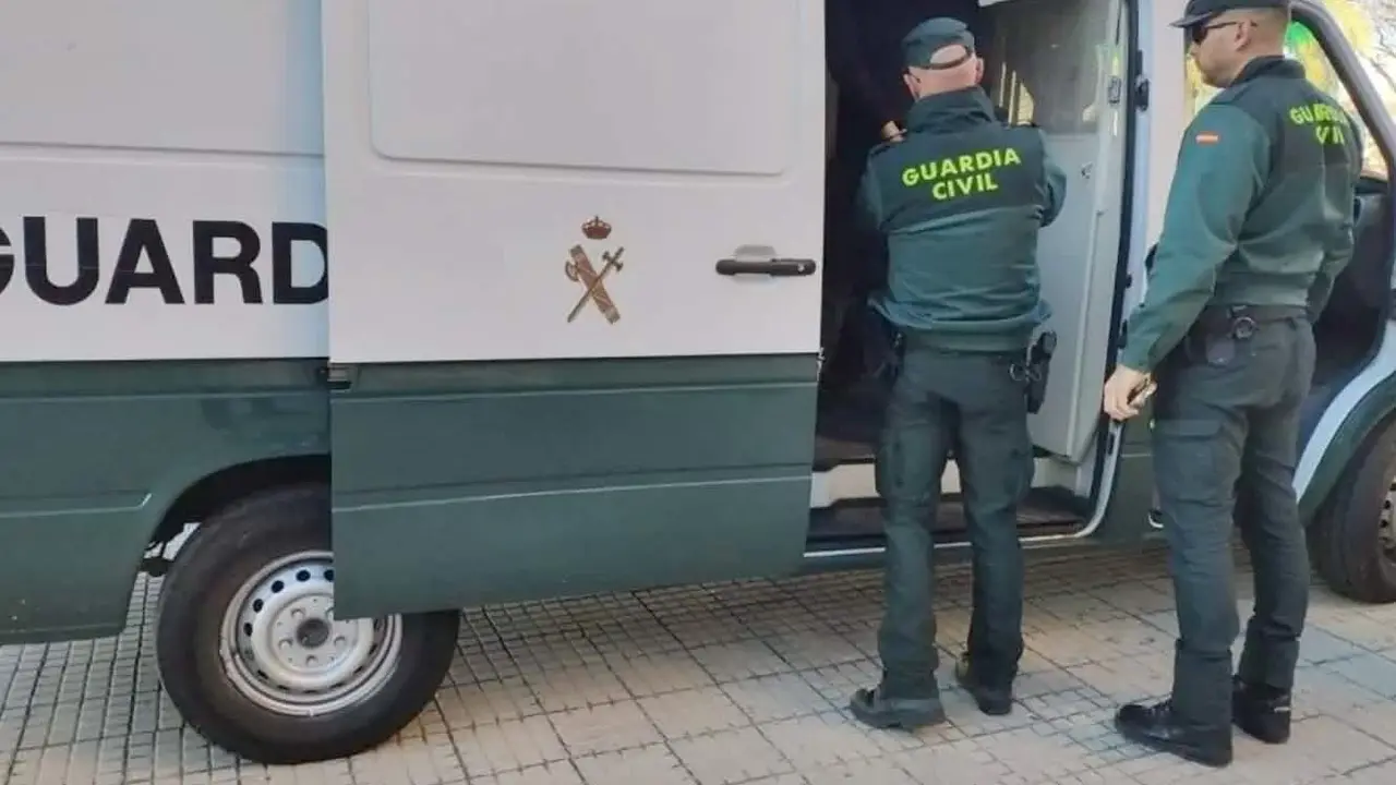 Agentes de la Guardia Civil durante el traslado de un preso en una imagen de archivo.