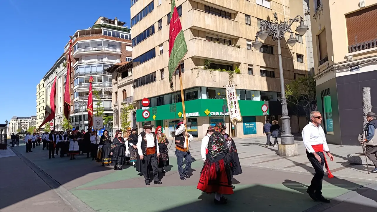 Los pendones de León se preparan para la ceremonia de las Cabezadas.