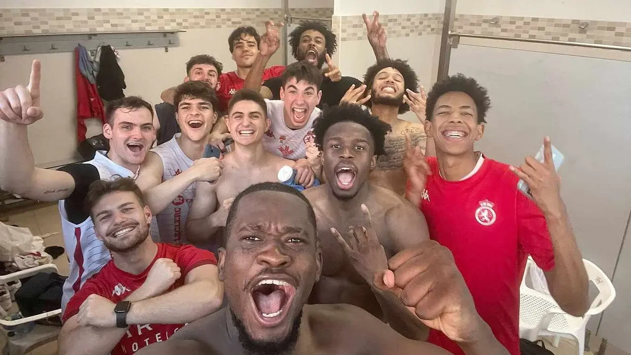 Los jugadores de la Cultural de Baloncesto celebran su victoria.