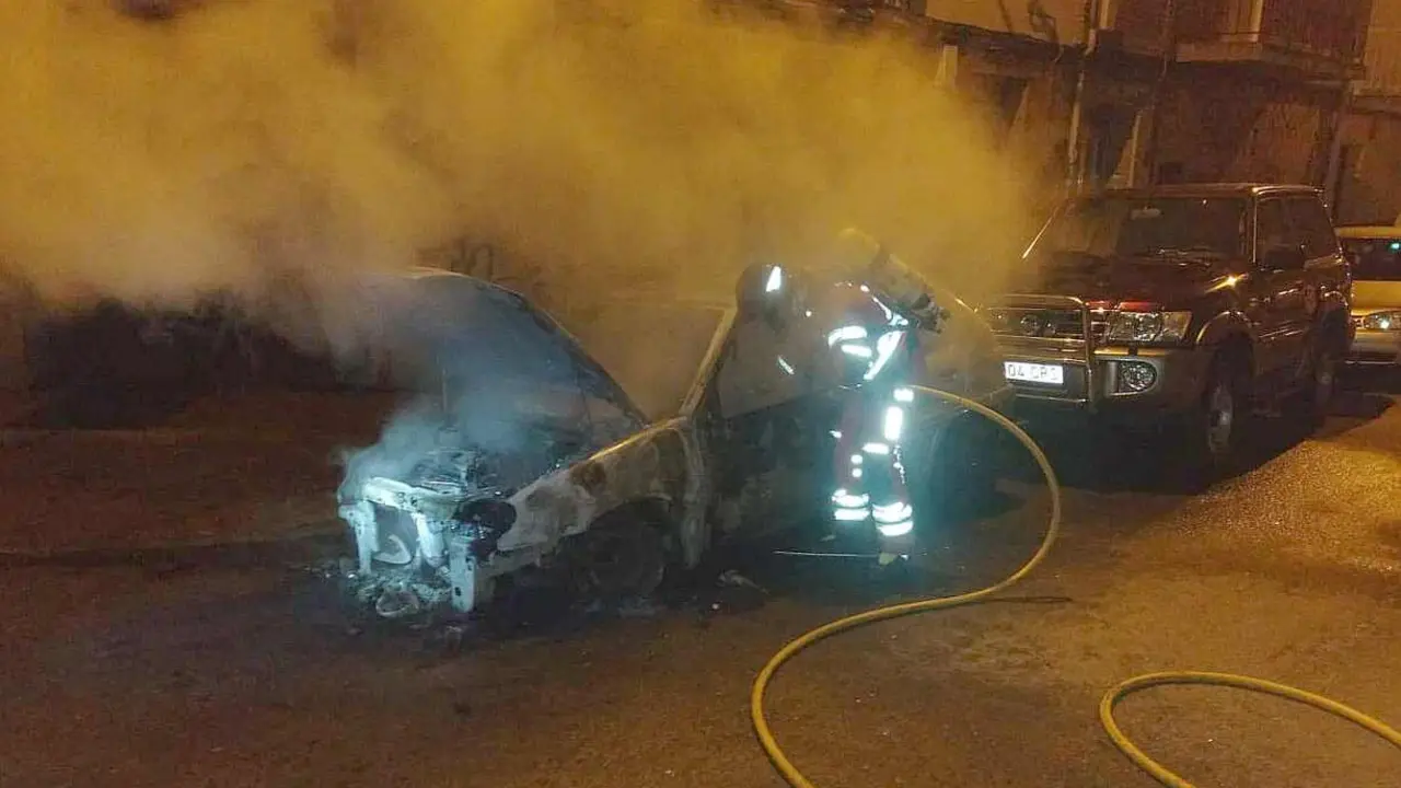 Efectivos del Sepeis interviniendo en la zona del incendio.