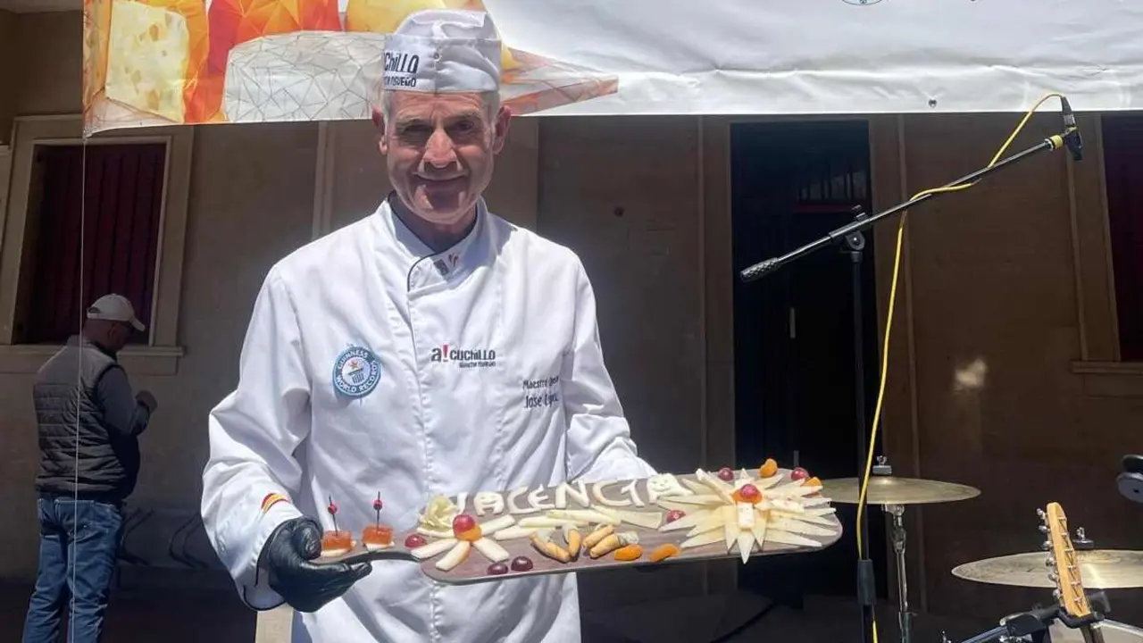 La cuarta edición de Iberqueso, el salón gastronómico de los quesos de España y Portugal, ha cerrado sus puertas con muy buen sabor de boca. La cita de productores queseros ha vuelto a dar sabor a un fin de semana de gran ambiente en Valencia de Don Juan.