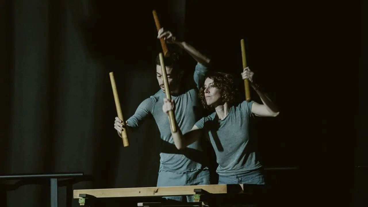 La danza y música de raíz del espectáculo 'Txalaparta' cierran el abono de invierno del Teatro Bérgidum de Ponferrada.