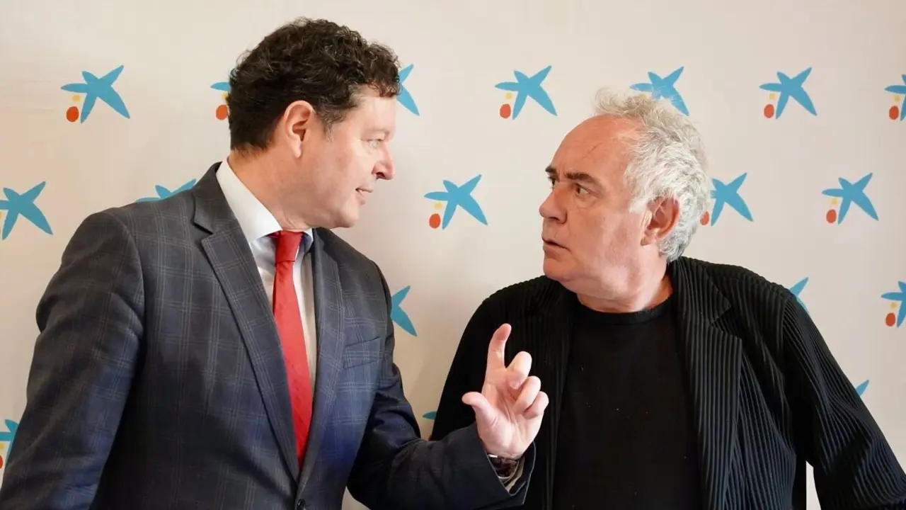 El presidente de ElBulliFoundation, Ferrán Adriá, y el director territorial de CaixaBank en Castilla y León, Gerardo Cuartero, presentan un curso de hostería y las actividades organizadas con motivo de la visita del cocinero a León