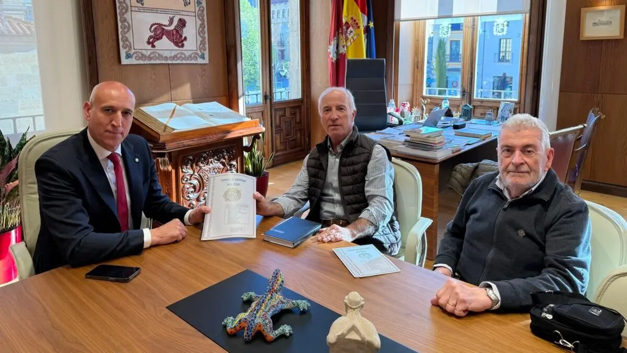 Reunión de la Asociación de Amigos del Camino de Santiago de León 'Pulchra Leonina' con el alcalde de León.