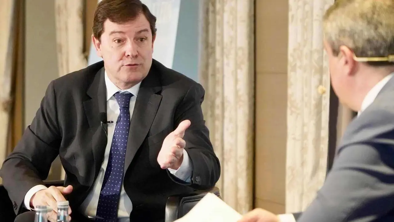 El presidente de la Junta y del PP de Castilla y León, Alfonso Fernández Mañueco, participa en las ''Conversaciones Políticas'' del Club de Prensa El Mundo-Diario de Castilla y León.