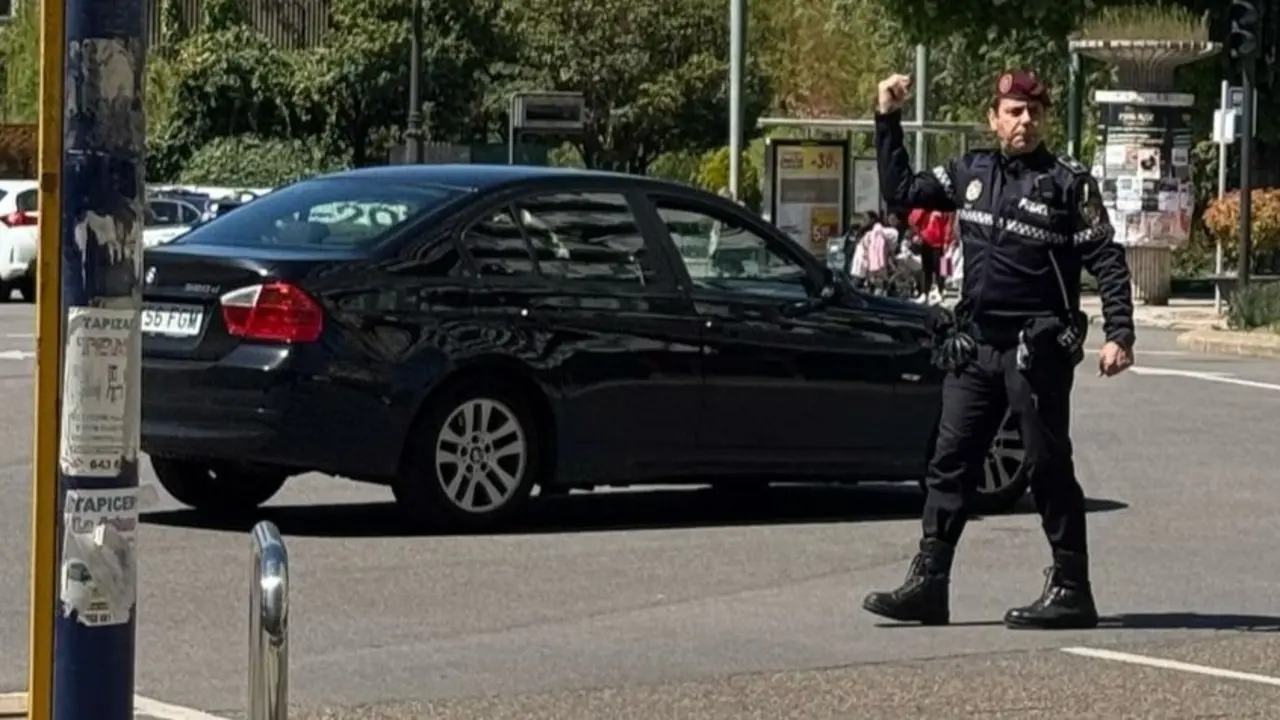 Efectivos de Policía Local intentan ordenar el tráfico de la ciudad.