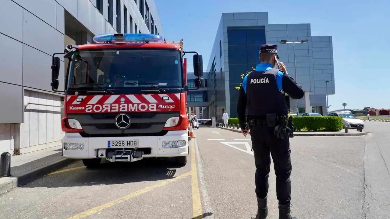 Efectivos de Bomberos y Policía Local en el Hospital de León por si fuera necesaria su intervención. Foto: Campillo