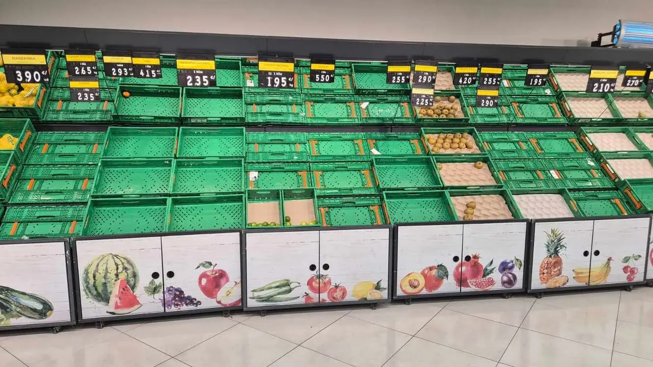 Psicosis por almacenar agua, pan, fruta, conservas: los supermercados de León, arrasados.