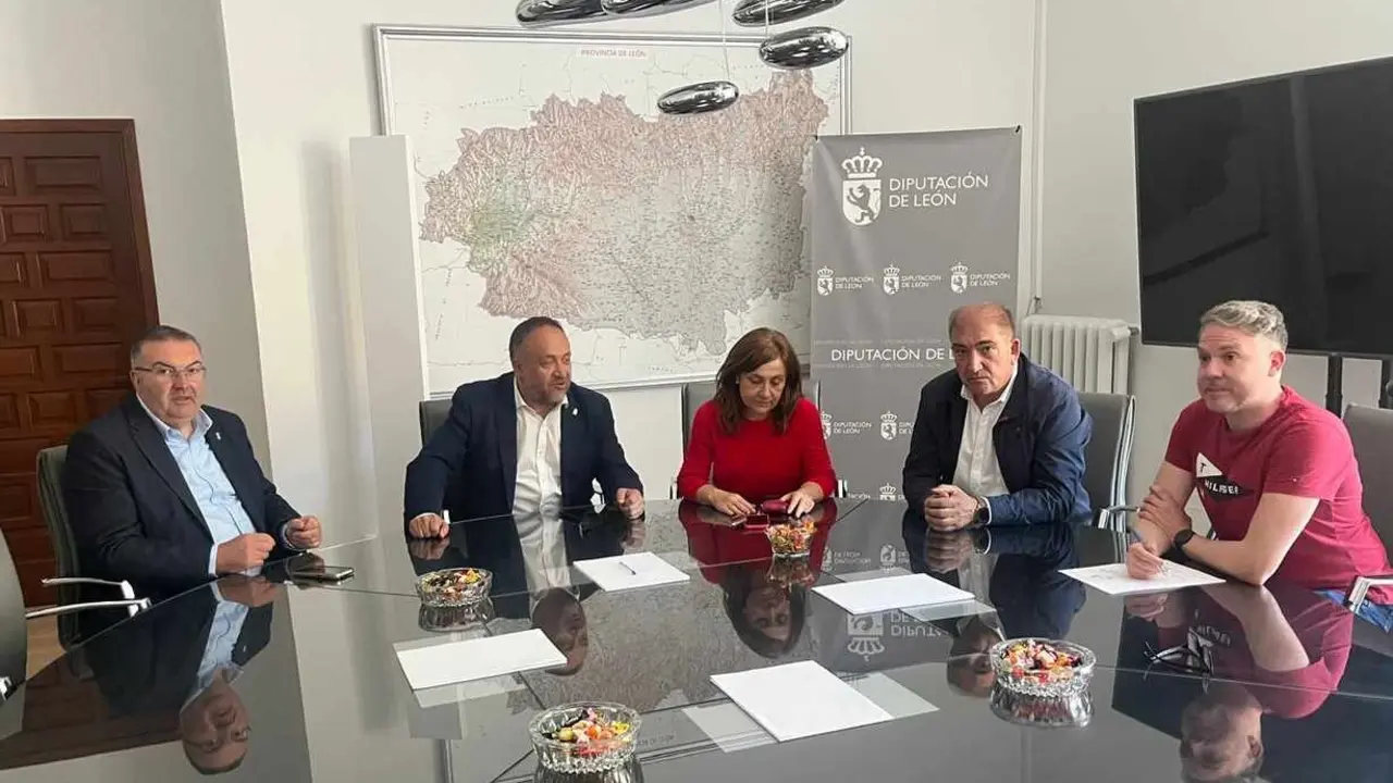 Un instante de la reunión del gabinete de crisis en Diputación.