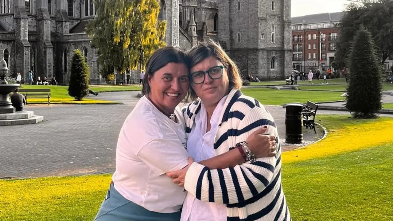 Marisa Urdiales (d) junto a su hermana Pilar, también profesora de la academia.